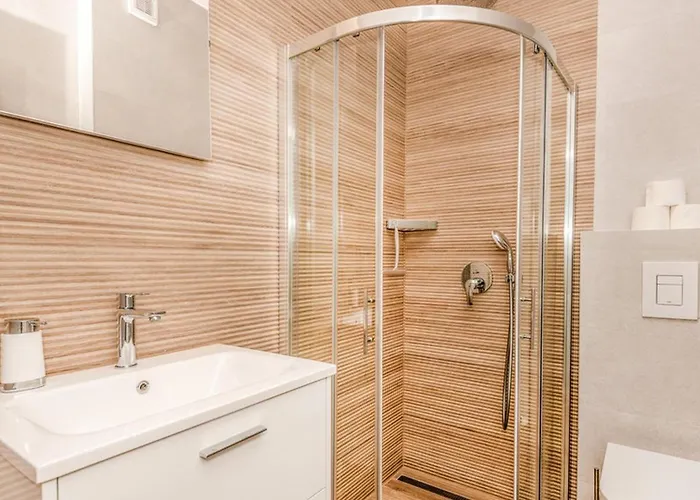 Sunny Lux 1 In By Guide Макарська