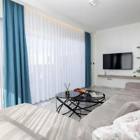 Sunny Lux 1 In By Guide Villa *