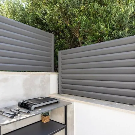 Sunny Lux 1 In By Guide Villa *