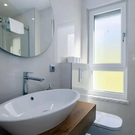 Sunny Lux 1 In By Guide Vila *