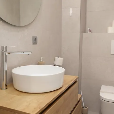 Sunny Lux 1 In By Guide Vila