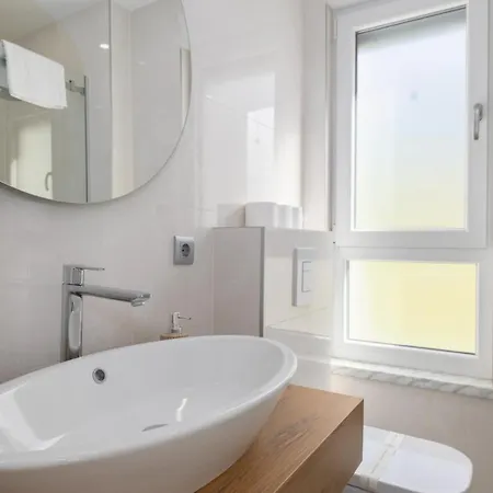 Sunny Lux 1 In By Guide